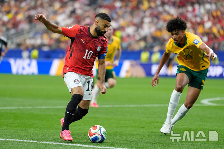 [알링턴=AP/뉴시스] 2026 국제축구연맹(FIFA) 북중미 월드컵 32강에서 호주를 꺾고 16강에 진출한 이집트의 모하메드 살라(왼쪽). 2026.07.03.
