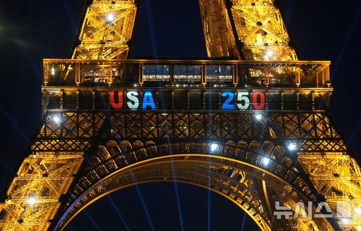 [파리=AP/뉴시스] 미국 건국 250주년을 기념해 'USA 250'이라는 문구가 조명으로 연출된 프랑스 파리의 에펠탑. 2026.07.05.