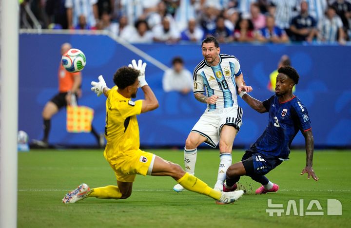 [마이애미가든스=AP/뉴시스] 2026 국제축구연맹(FIFA) 북중미 월드컵 32강 카보베르데와 경기에서 맹활약한 아르헨티나의 리오넬 메시. 2026.07.03.