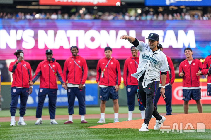 [시애틀=AP/뉴시스] 마우리시오 포체티노 미국 남자 축구 대표팀 감독이 3일(현지 시간) 미국 워싱턴주 시애틀의 T-모바일 파크에서 열린 시애틀 매리너스와 토론토 블루제이스의 2026 메이저리그 경기에 앞서 시구를 하고 있다. 2026.07.04.