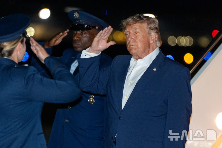 [메릴랜드주=AP/뉴시스] 도널드 트럼프 미국 대통령이 2026년 7월 4일 메릴랜드주 앤드루스 합동기지에 도착한 뒤 거수경례하고 있다. 2026.07.05.