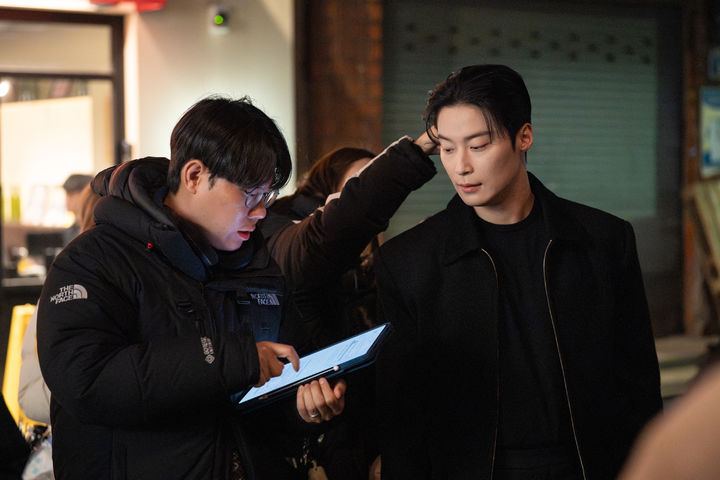 [서울=뉴시스] 드라마 '멋진 신세계'의 한태섭 감독과 배우 허남준. (사진=SBS 제공) 2026.07.04. photo@newsis.com *재판매 및 DB 금지