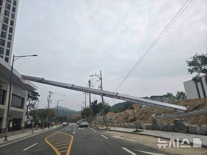 [충주=뉴시스] 4일 오전 7시30분께 충북 충주시 주덕읍 화곡리 아파트 단지 옆 도로에서 이삿짐 사다리차가 넘어지며 고압 선로를 건드려 인근 일대에 전기 공급이 끊겼다. photo@newsis.com *재판매 및 DB 금지