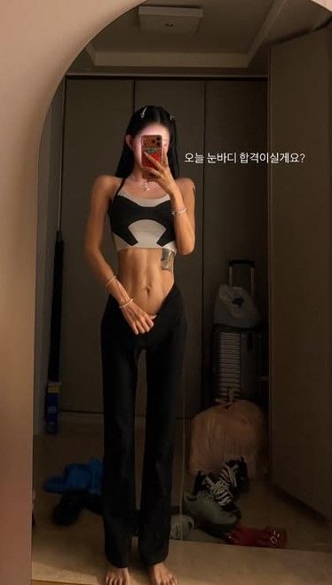 [서울=뉴시스] 4일 최준희는 소셜미디어(SNS)를 통해 '오늘 눈바디 합격이실게요?'라는 문구와 함께 자신의 사진을 게시했다. (사진=최준희 인스타그램 계정)