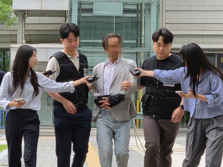[서울=뉴시스] 이태성 기자 = 공무집행방해 혐의를 받는 60대 남성 A씨가 4일 오후 서울 송파구 서울동부지법에 구속 전 피의자 심문(영장실질심사)을 위해 출석하고 있다. 2026.07.04. photo@newsis.com *재판매 및 DB 금지