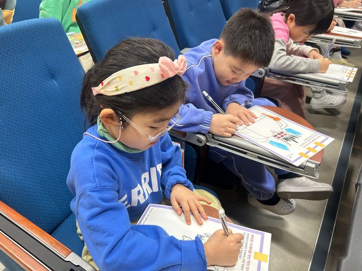 [서울=뉴시스] 독립문초등학교 '내가 만나고 싶은 도깨비' 진행 모습 (사진=국립민속박물관 제공) 2026.07.04. photo@newsis.com *재판매 및 DB 금지