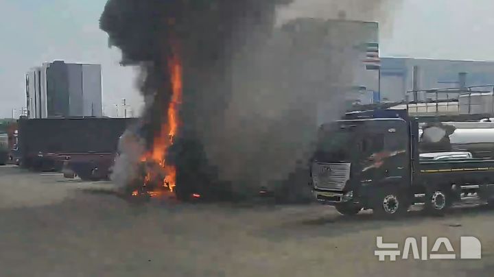 [인천=뉴시스] 인천 제물포구 주차장 차량 화재 현장. (사진=인천소방본부 제공) 2026.07.04. photo@newsis.com