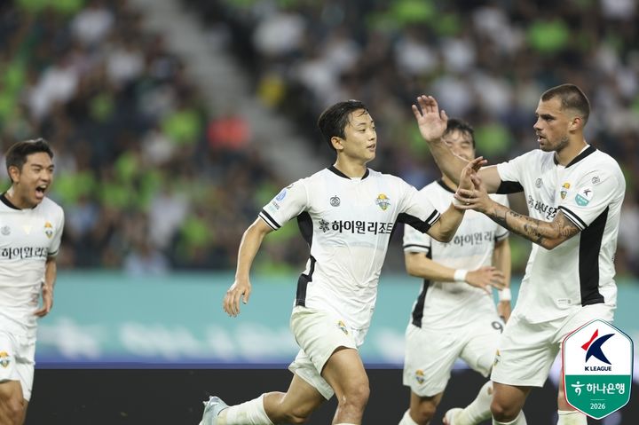 [서울=뉴시스] 프로축구 K리그1 강원FC의 송준석. (사진=한국프로축구연맹 제공) 2026.07.04. photo@newsis.com *재판매 및 DB 금지