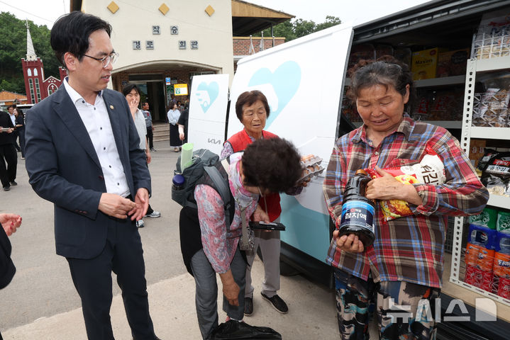 [서울=뉴시스]김민재 행정안전부 차관이 지난 3일 오후 경북 의성군 사곡면 작승리를 방문해 신선식품 배송서비스 운영 현장을 점검하고 신선식품 배송 과정을 살펴보고 있다. (사진=행정안전부 제공) 2026.7.3 photo@newsis.com