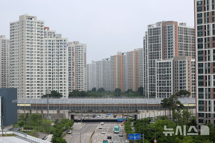 [남양주=뉴시스] 이영환 기자 = 4일 오전 경기 남양주시 다산역 인근 아파트 단지가 보이고 있다. 2026.07.04. 20hwan@newsis.com
