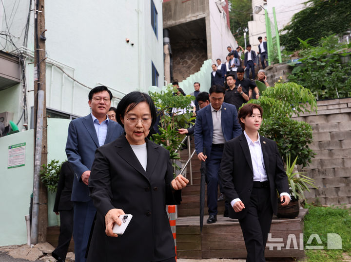 [서울=뉴시스] 이영환 기자 = 한성숙 국무총리가 4일 오후 서울 서대문구 신촌 일대 원룸 밀집지역을 점검하고 있다. 2026.07.04. 20hwan@newsis.com