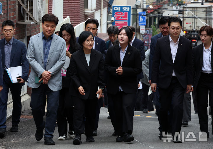 [서울=뉴시스] 이영환 기자 = 한성숙 국무총리가 4일 오후 서울 서대문구 신촌 일대 원룸 밀집지역을 점검하고 있다. 2026.07.04. 20hwan@newsis.com