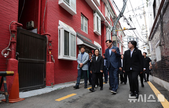 [서울=뉴시스] 이영환 기자 = 한성숙 국무총리가 4일 오후 서울 서대문구 신촌 일대 원룸 밀집지역을 점검하고 있다. 2026.07.04. 20hwan@newsis.com