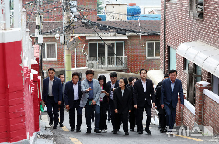 [서울=뉴시스] 이영환 기자 = 한성숙 국무총리가 4일 오후 서울 서대문구 신촌 일대 원룸 밀집지역을 점검하고 있다. 2026.07.04. 20hwan@newsis.com