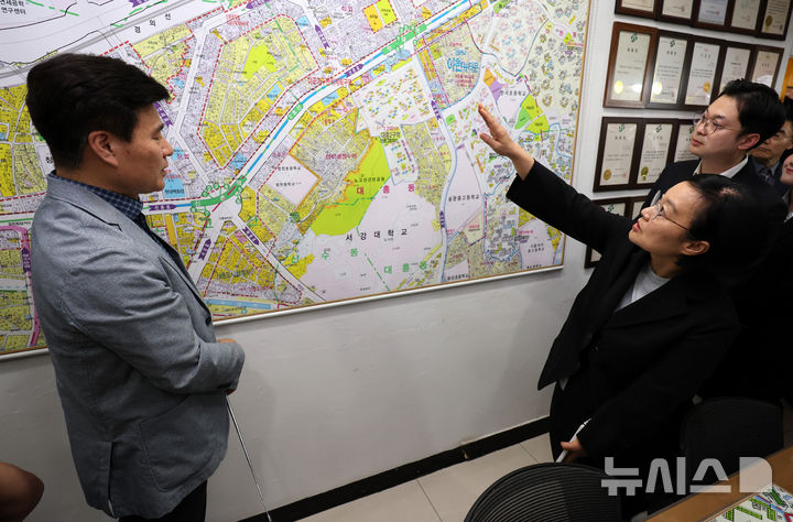 [서울=뉴시스] 이영환 기자 = 한성숙 국무총리가 4일 오후 서울 서대문구 신촌의 한 부동산을 방문해 원룸 지역 및 시세 등에 대한 설명을 듣고 있다. 2026.07.04. 20hwan@newsis.com