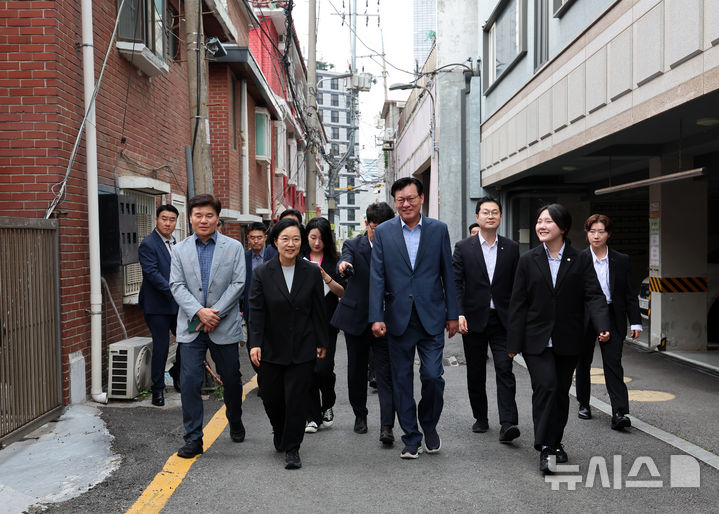 [서울=뉴시스] 이영환 기자 = 한성숙 국무총리가 4일 오후 서울 서대문구 신촌 일대 원룸 밀집지역을 점검하고 있다. 2026.07.04. 20hwan@newsis.com