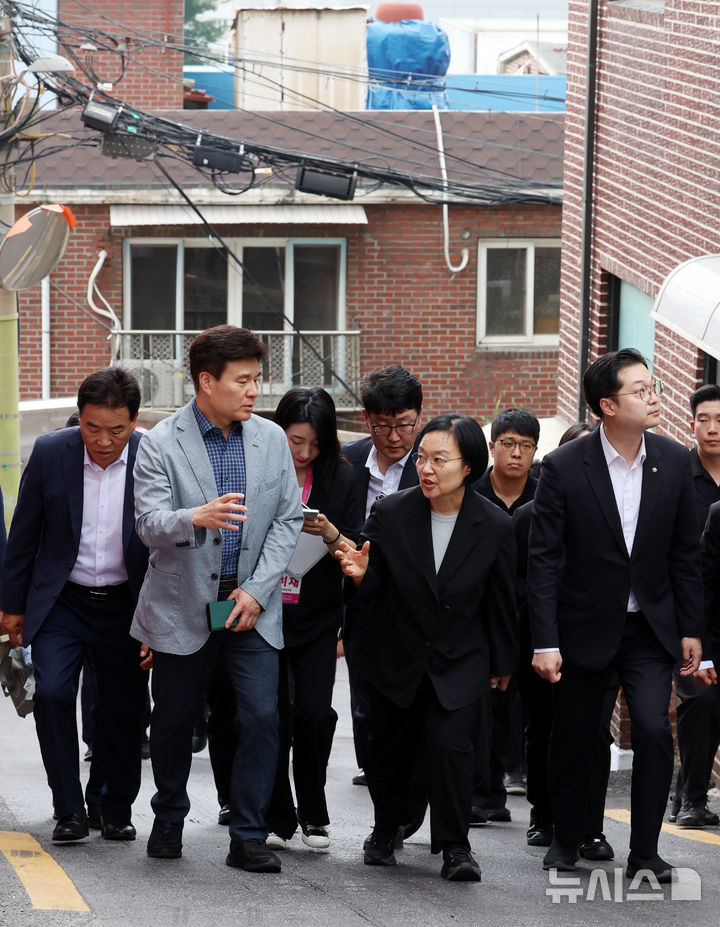 [서울=뉴시스] 이영환 기자 = 한성숙 국무총리가 4일 오후 서울 서대문구 신촌 일대 원룸 밀집지역을 점검하고 있다. 2026.07.04. 20hwan@newsis.com