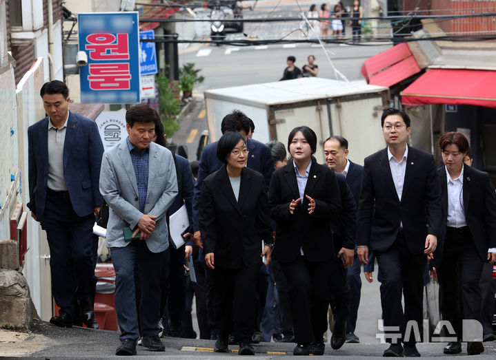 [서울=뉴시스] 이영환 기자 = 한성숙 국무총리가 4일 오후 서울 서대문구 신촌 일대 원룸 밀집지역을 점검하고 있다. 2026.07.04. 20hwan@newsis.com