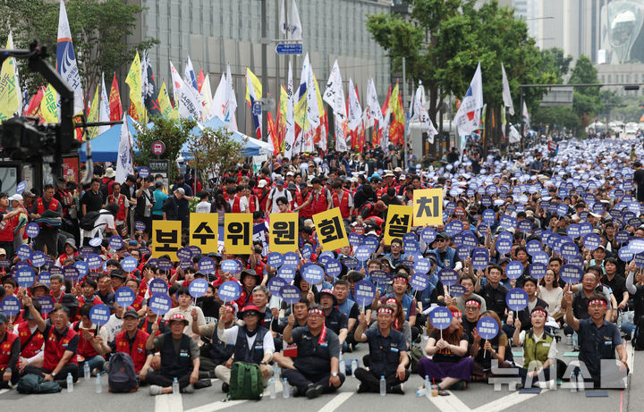 [서울=뉴시스] 김진아 기자 = 양대노총(한국노총, 민주노총) 공공부분 노동조합 공동대책위원회 소속 회원들이 4일 서울 중구 숭례문 앞 세종대로에서 열린 '멈춰라 일방통행! 열어라 노정교섭! 양대노총 공공노동자 총력투쟁 결의대회'에서 구호를 외치고 있다. 2026.07.04. bluesoda@newsis.com
