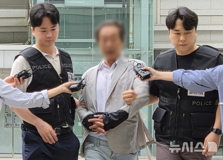 [서울=뉴시스] 이태성 기자 = 6·3 지방선거 투표용지 부족 사태를 조사하는 국회 국정조사특별위원회(국조특위)의 현장조사를 방해한 혐의를 받는 60대 남성 A씨가 4일 오후 서울 송파구 서울동부지법에서 열린 구속 전 피의자 심문(영장실질심사)에 출석하고 있다. 2026.07.04. victory@newsis.com