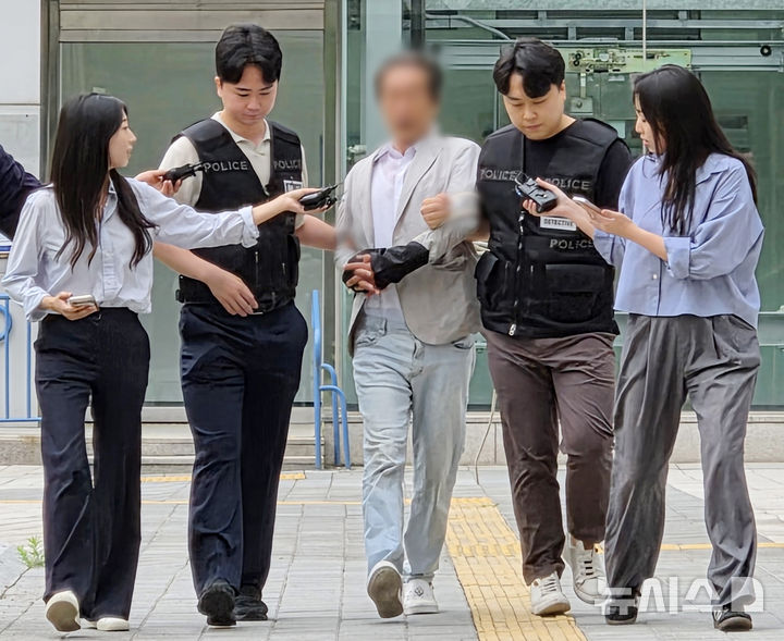 [서울=뉴시스] 이태성 기자 = 6·3 지방선거 투표용지 부족 사태를 조사하는 국회 국정조사특별위원회(국조특위)의 현장조사를 방해한 혐의를 받는 60대 남성 A씨가 지난 4일 오후 서울 송파구 서울동부지법에서 열린 구속 전 피의자 심문(영장실질심사)에 출석하고 있다. 2026.07.04. victory@newsis.com