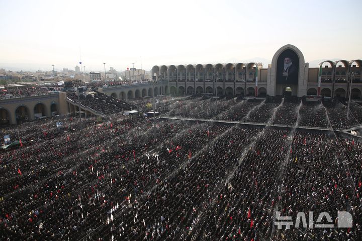[AP/뉴시스] 5일 알리 하메네이를 추모하기 위해 호메이니 그랜드 모살라 앞에 모인 이란 국민
