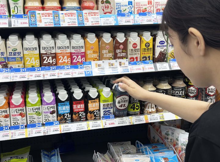 [서울=뉴시스] 고객이 GS25 단백질 음료를 살펴보고 있는 이미지. (사진=GS리테일 제공) *재판매 및 DB 금지