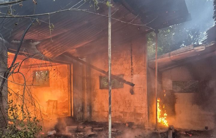 [예산=뉴시스] 지난 4일 오후 7시3분께 충남 예산군 예산읍 산성리의 한 빈집에서 불이 나 집안 내부에 불길이 번지고 있다. (사진=예산소방서 제공) 2026.07.05. photo@newsis.com *재판매 및 DB 금지