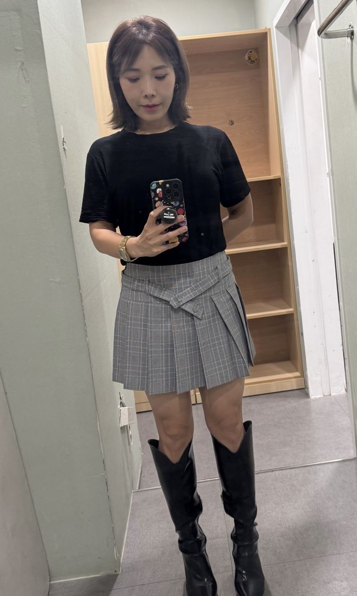 [서울=뉴시스] 신봉선이 한층 슬림해진 몸매를 뽐내고 있다. (사진출처: 신봉선 인스타그램) 26.07.05
