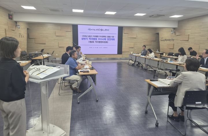 [광명=뉴시스] 경기 광명시가 지난달 30일 시청 중회의실에서 '올해 상반기 적극행정 우수 공무원' 선발을 위한 적극행정위원회를 진행하고 있다. (사진=광명시 제공) 2026.07.05. photo@newsis.com *재판매 및 DB 금지