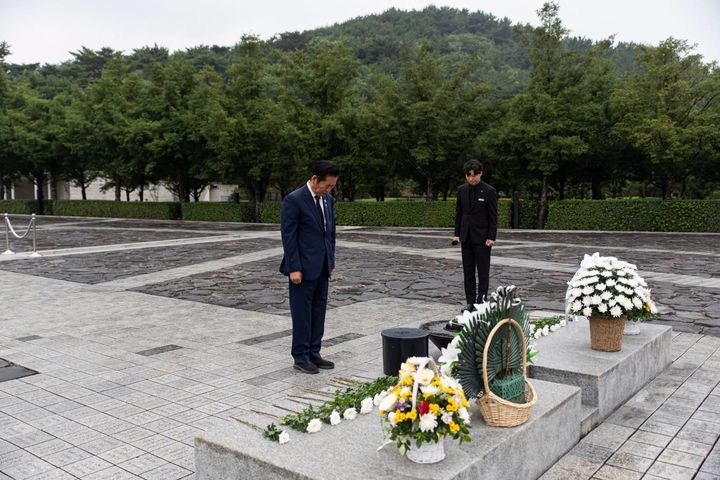 정청래 더불어민주당 전 대표가 5일 경남 김해 봉하마을을 찾아 고(故) 노무현 전 대통령 묘역을 참배했다. (사진=정청래 전 대표 페이스북 캡처) *재판매 및 DB 금지