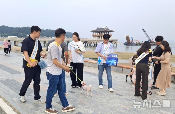 [포항=뉴시스] 경북 포항시 직원들이 지난 3일 북구 영일대해수욕장에서 관광객과 시민들을 대상으로 장마와 집중 호우에 대비해 재난 대비 홍보물을 나눠 주며 안전 수칙을 안내하고 있다. (사진=포항시 제공) 2026.07.05. photo@newsis.com