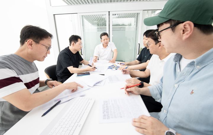 [구미=뉴시스] 김장호 경북 구미시장이 스마트워크센터에서 기획·투자·신산업 부서 직원들과 삼성 투자 대응 전략을 짜고 있다. (사진=구미시 제공) 2026.07.05. photo@newsis.com *재판매 및 DB 금지