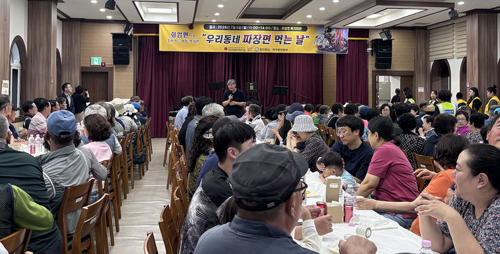 [정선=뉴시스] 5일 화암면 복지회관에서 주민 200여명이 함께하는 '우리 동네 짜장면 먹는 날' 행사 진행 모습. (사진=정선군 제공) 2026.07.05. photo@newsis.com *재판매 및 DB 금지