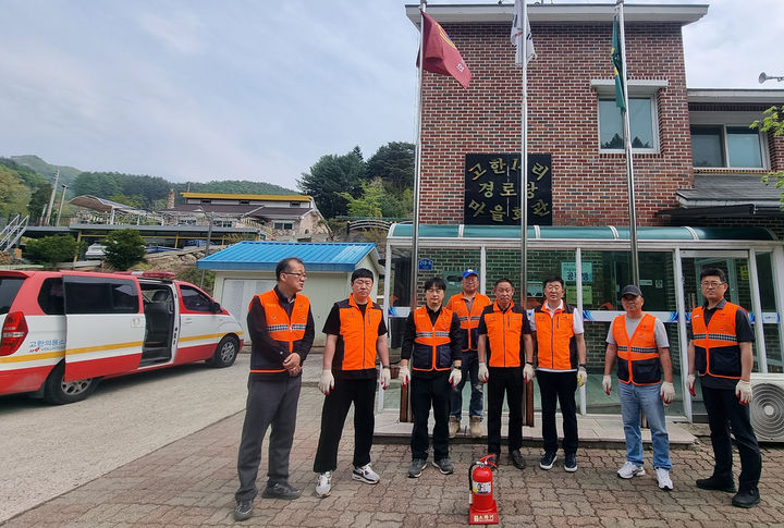 [정선=뉴시스] 지난 4일 진행한 고한의용소방대, 경로당 안전환경 개선 봉사. (사진=정선군 제공) 2026.07.05. photo@newsis.com *재판매 및 DB 금지