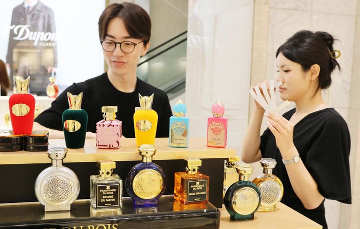 [대구=뉴시스] 롯데백화점 대구점은 1층에 니치 향수 편집숍 '아로코(AROKOR)' 매장을 대구 지역 최초로 열었다. (사진=롯데백화점 제공) 2026.07.05. photo@newsis.com *재판매 및 DB 금지