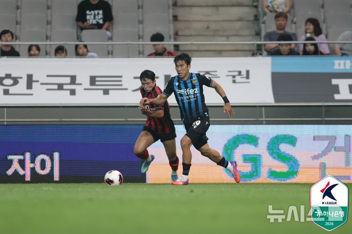 [서울=뉴시스] 프로축구 K리그1 FC서울의 정승원(왼쪽), 인천 유나이티드의 김명순. (사진=한국프로축구연맹 제공) 