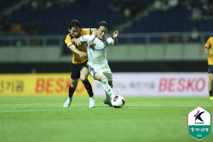 [서울=뉴시스] 프로축구 K리그1 광주FC의 문민서(왼쪽), 울산 HD의 이진현. (사진=한국프로축구연맹 제공)