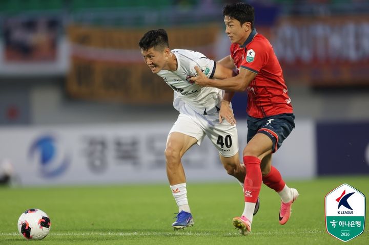 [서울=뉴시스] 프로축구 K리그1 제주SK의 김륜성(왼쪽), 김천 상무의 고재현. (사진=한국프로축구연맹 제공)