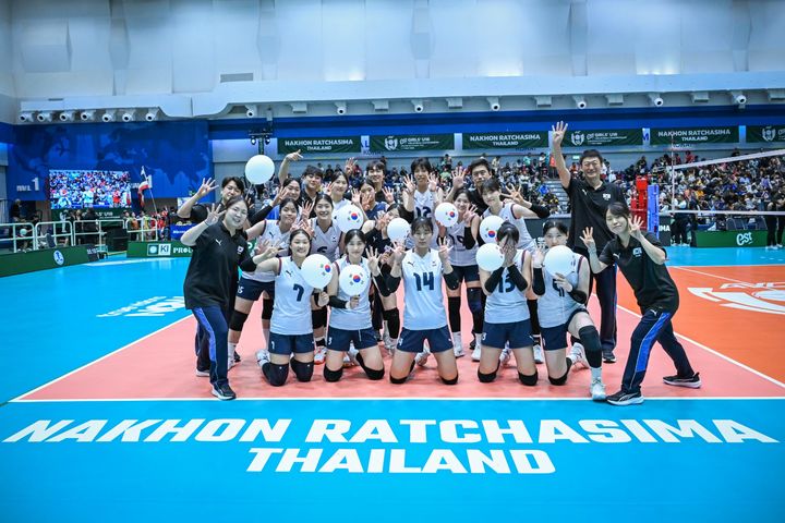 [서울=뉴시스] 한국 18세 이하(U-18) 여자배구 대표팀이 5일 태국 나콘랏차시마의 터미널21 경기장에서 열린 2026 아시아배구연맹(AVC) U-18 아시아선수권 8강에서 카자흐스탄을 꺾은 뒤 기념사진을 찍고 있다. (사진=AVC 공식 홈페이지 캡처) 2026.07.05. *재판매 및 DB 금지