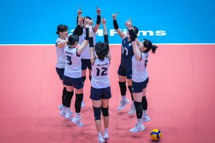 [서울=뉴시스] 한국 18세 이하(U-18) 여자배구 대표팀이 5일 태국 나콘랏차시마의 터미널21 경기장에서 열린 2026 아시아배구연맹(AVC) U-18 아시아선수권 8강에서 카자흐스탄을 상대로 득점을 올린 뒤 기뻐하고 있다. (사진=AVC 공식 홈페이지 캡처) 2026.07.05. *재판매 및 DB 금지