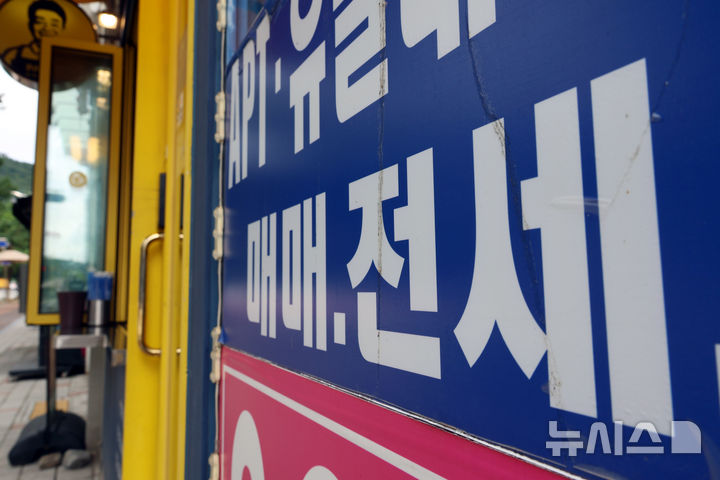 [광명=뉴시스] 고승민 기자 = 서울 아파트 전셋값 부담이 커지면서 광명, 화성 동탄, 용인 기흥 등 서울 접근성이 좋은 경기 지역까지 전세 수요가 늘어나고 있는 것으로 알려졌다. 사진은 5일 경기 광명의 한 부동산 중개업소 모습.한국부동산원이 발표한 주간 아파트 가격 동향에 따르면, 지난해 말 대비 전셋값이 가장 많이 오른 전국 상위 10개 지역 가운데 5곳이 경기 지역이었다. 광명시(8.11%)와 화성시 동탄구(8.03%)가 가장 많이 오른 서울 성북구(8.21%)의 뒤를 이었다. 이는 서울 전세 부담을 느낀 세입자들이 교통 접근성이 좋은 지역으로 이동하면서 그곳의 전세 수요가 늘어난 것으로 풀이된다. 2026.07.05. kkssmm99@newsis.com