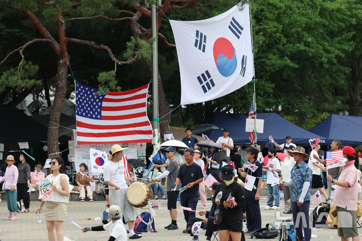[서울=뉴시스] 고승민 기자 = 6·3 지방선거 투표용지 부족 사태로 촉발된 서울 올림픽공원 핸드볼 경기장 봉쇄 시위가 한달째 이어진 5일 시위자들이 시위를 이어가고 있다. 2026.07.05. kkssmm99@newsis.com