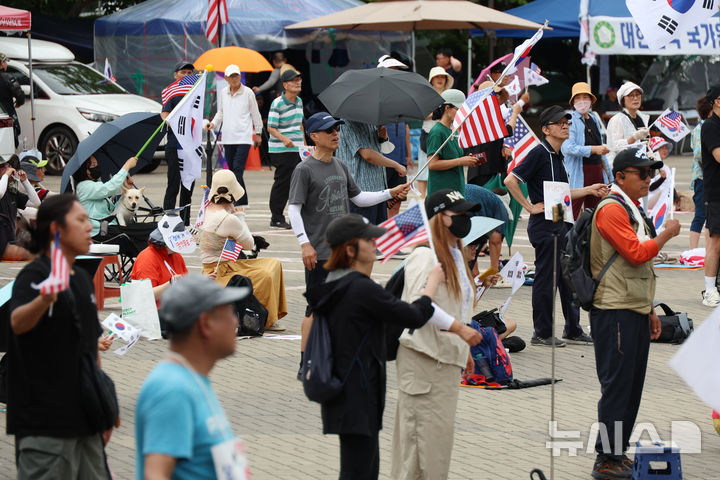 [서울=뉴시스] 고승민 기자 = 6·3 지방선거 투표용지 부족 사태로 촉발된 서울 올림픽공원 핸드볼 경기장 봉쇄 시위가 한달째 이어진 5일 시위자들이 시위를 이어가고 있다. 2026.07.05. kkssmm99@newsis.com