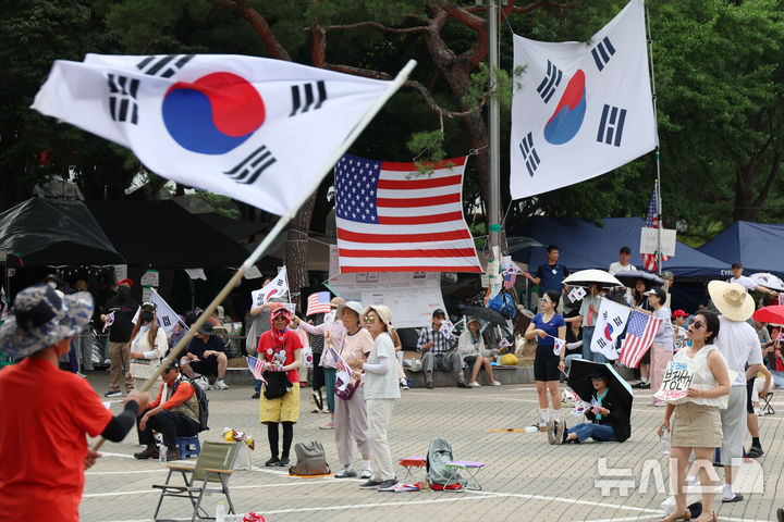 [서울=뉴시스] 고승민 기자 = 6·3 지방선거 투표용지 부족 사태로 촉발된 서울 올림픽공원 핸드볼 경기장 봉쇄 시위가 한달째 이어진 5일 시위자들이 시위를 이어가고 있다. 2026.07.05. kkssmm99@newsis.com