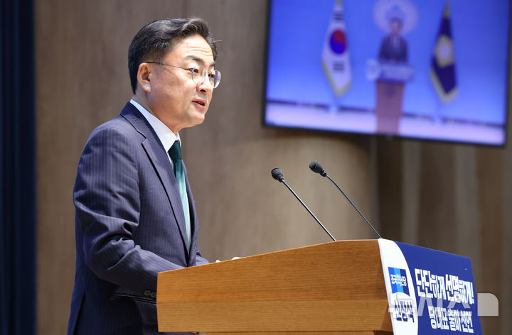 [서울=뉴시스] 김근수 기자 = 신장식 조국혁신당 의원이 5일 오전 서울 여의도 국회 소통관에서 당대표 출마 기자회견을 하고 있다. 2026.07.05. ks@newsis.com