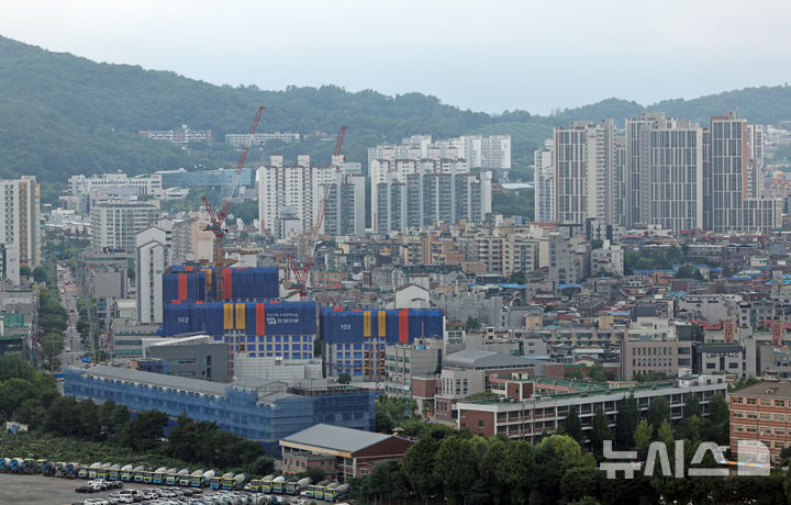 [구리=뉴시스] 김금보 기자 = 정부의 경기도 동탄·기흥·구리에 대한 부동산 3중 규제가 모두 시행됐다. 1일 투기과열지구와 조정대상지역 지정에 이어 5일 토지거래허가구역 지정까지 발효되면서 3중 규제가 모두 효력을 갖게 됐다. 사진은 5일 경기도 구리시의 한 아파트 단지. 2026.07.05. kgb@newsis.com