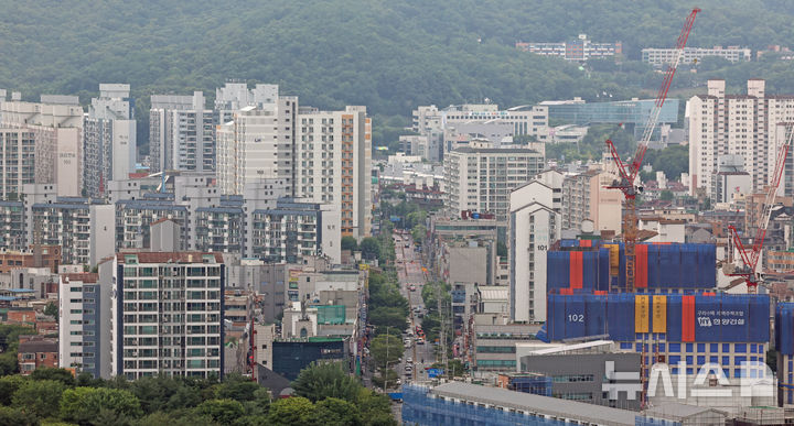 [구리=뉴시스] 김금보 기자 = 정부의 경기도 동탄·기흥·구리에 대한 부동산 3중 규제가 모두 시행됐다. 1일 투기과열지구와 조정대상지역 지정에 이어 5일 토지거래허가구역 지정까지 발효되면서 3중 규제가 모두 효력을 갖게 됐다. 사진은 5일 경기도 구리시의 한 아파트 단지. 2026.07.05. kgb@newsis.com