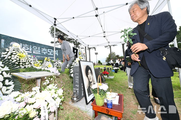 [전남광주=뉴시스] 이영주 기자 = 5일 오후 전남광주통합특별시 북구 망월동 5·18구묘역에서 열린 제39주기 이한열 추모식에서 추모객들이 헌화하고 있다. 2026.07.05. leeyj2578@newsis.com