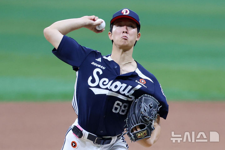 [서울=뉴시스] 조성우 기자 = 5일 오후 서울 구로구 고척스카이돔에서 열린 2026 KBO리그 두산 베어스와 키움 히어로즈의 경기, 두산 선발투수 최민석이 역투하고 있다. 2026.07.05. xconfind@newsis.com